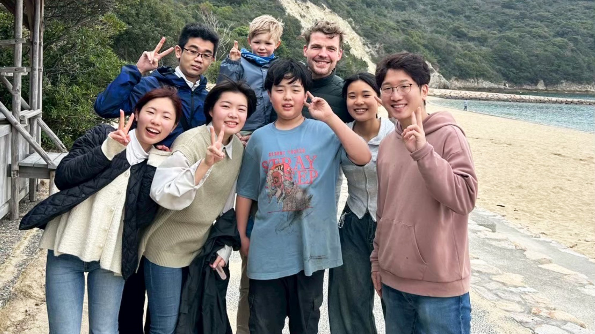 Øyvind og japanske ungdommer på strand
