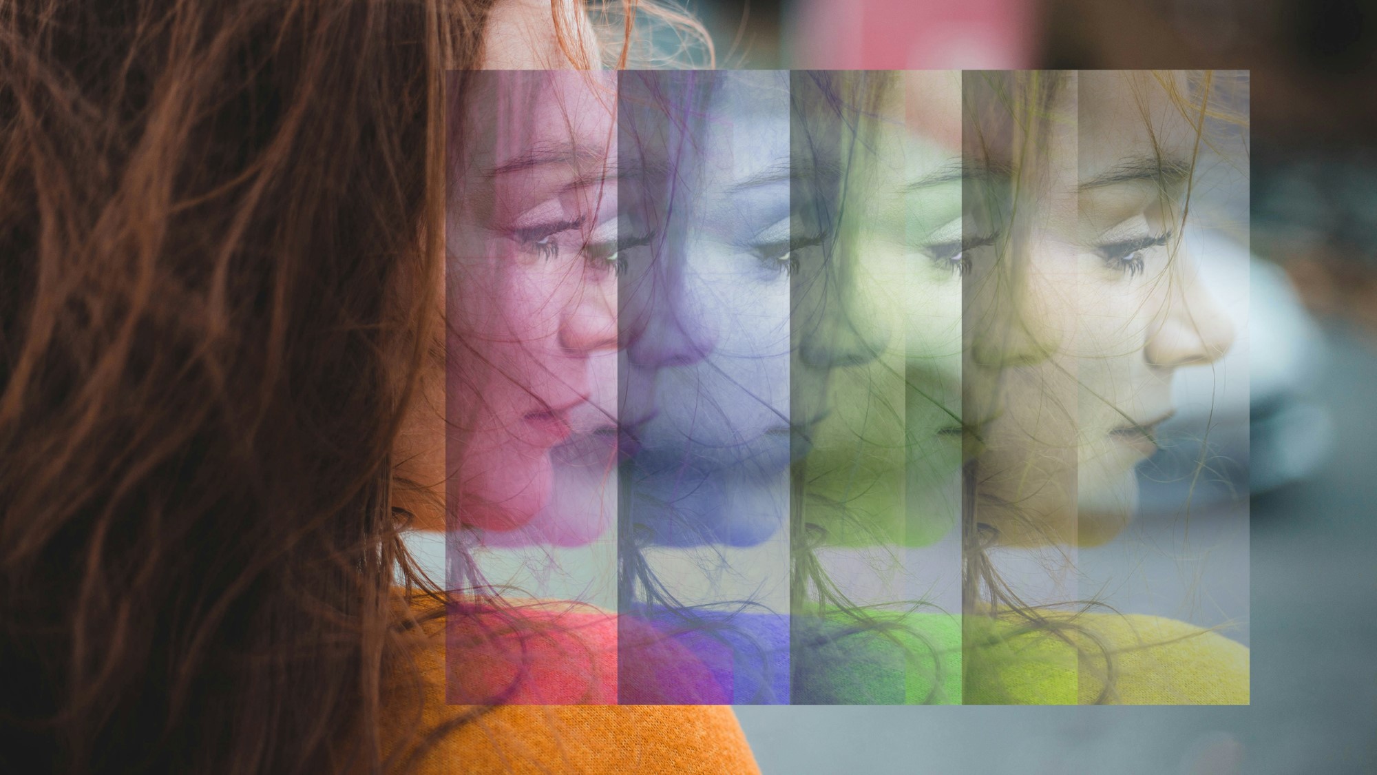 Ung kvinne ser til siden over skulderen. Ansiktet reflekteres i ulike farger.