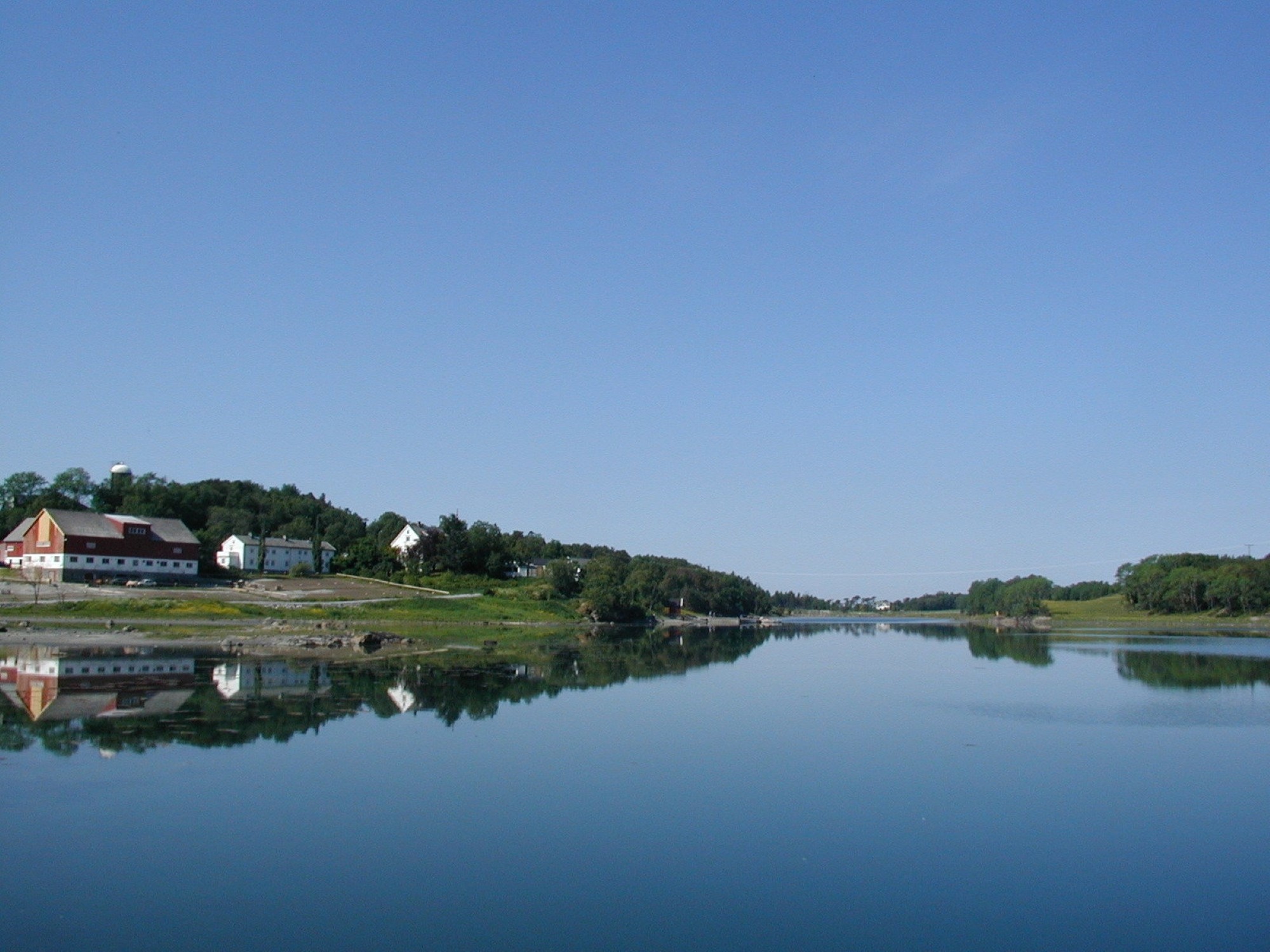 Bilde av Val videregående skole tatt fra fjorden