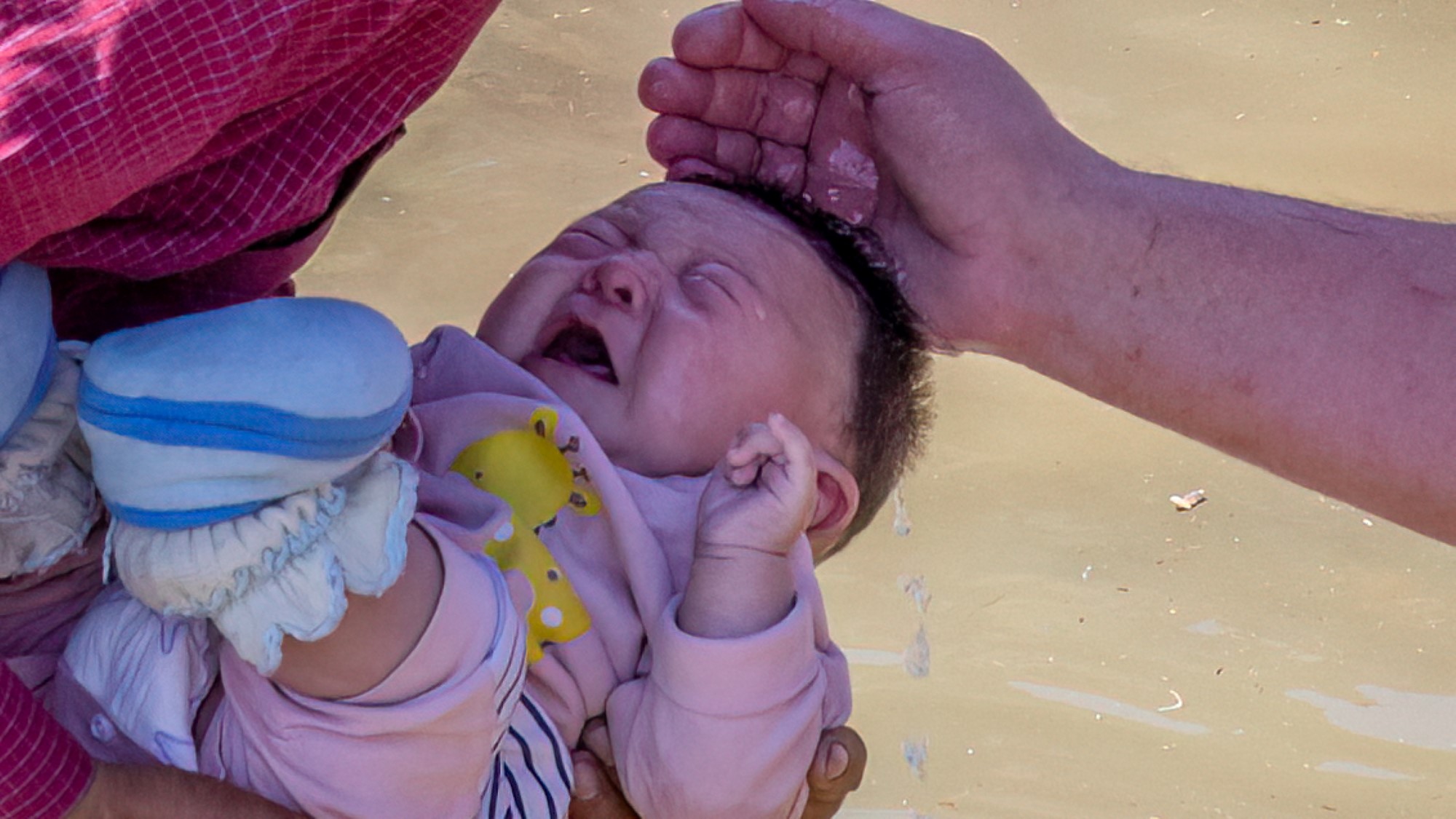 Baby blir døpt