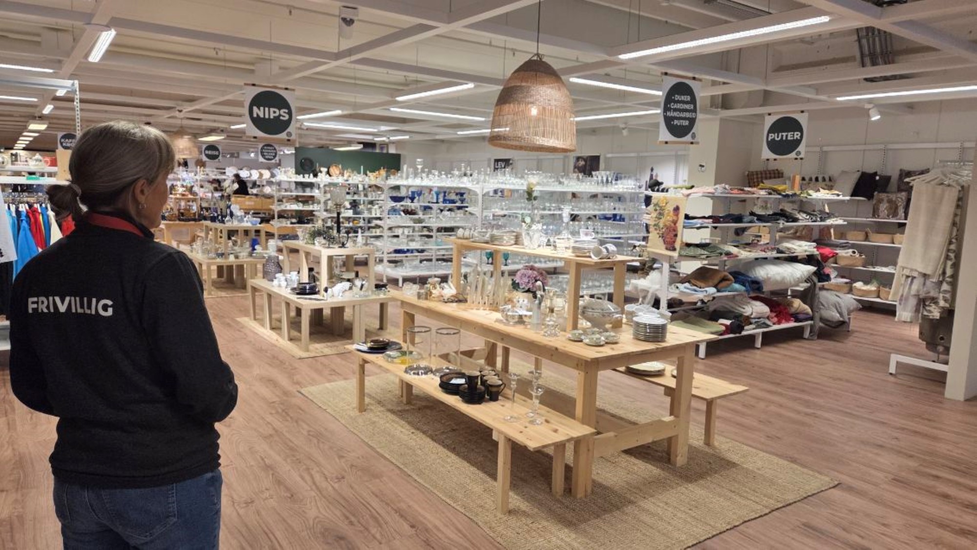 Frivillig ser utover butikken