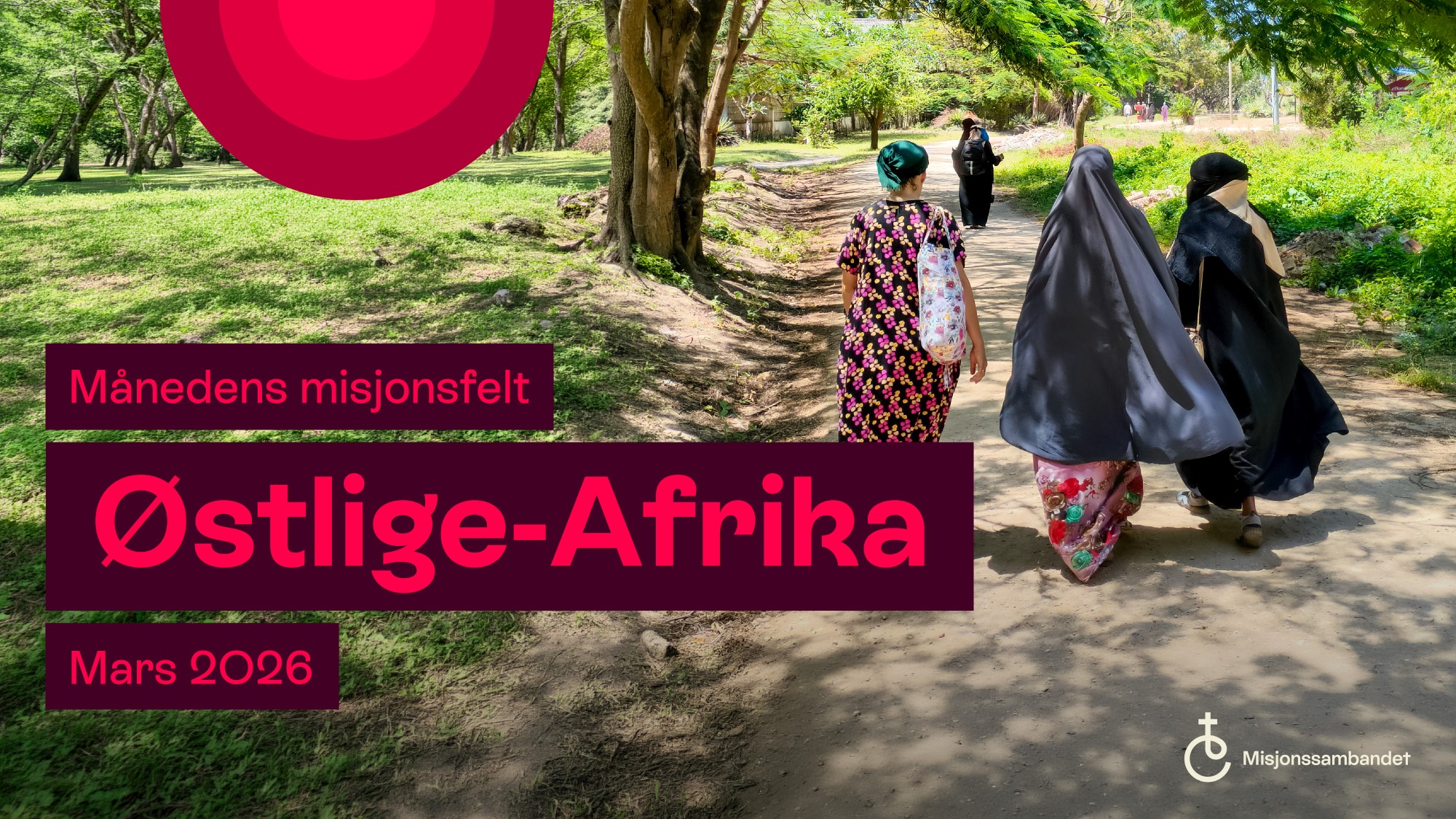 Tekstplakat månedens misjonsfelt mars 2026 Østlige Afrika. Bakgrunnsbilde av kvinner i kjortler som går i grønt landskap.