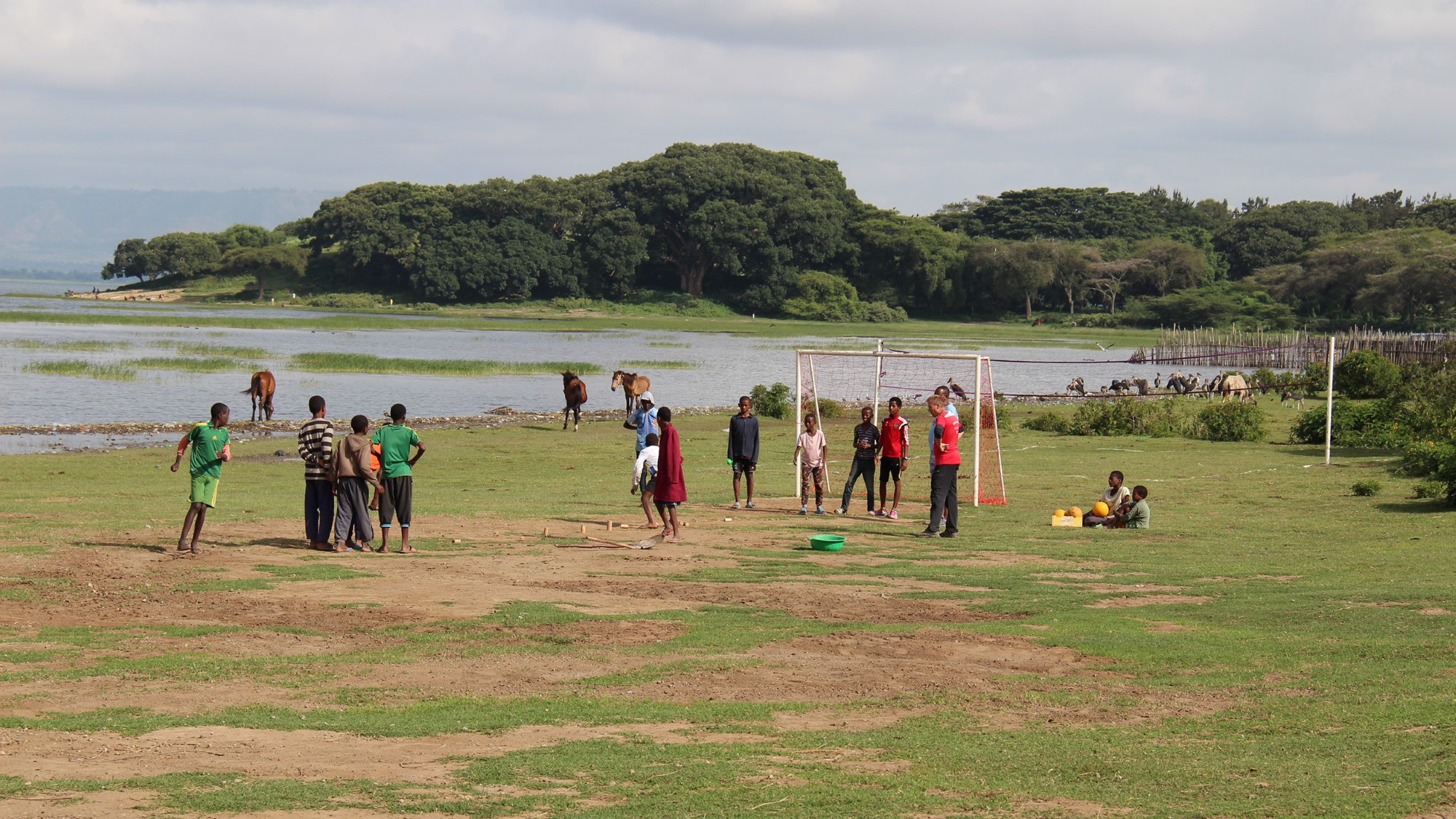 Idrett på gressbane i afrikansk landskap