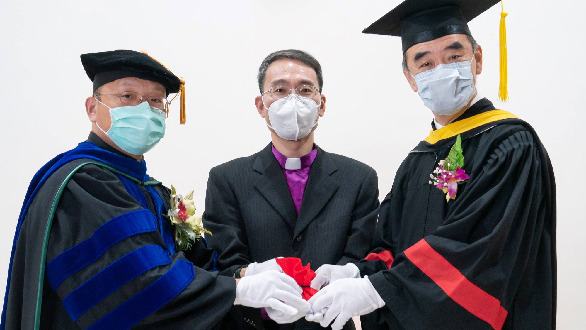 Rektorbytte. F.v. rektor Samuel Liu, styreformann ved CLS, biskop Pan Li Yen og ny rektor pastor Ray Chen.