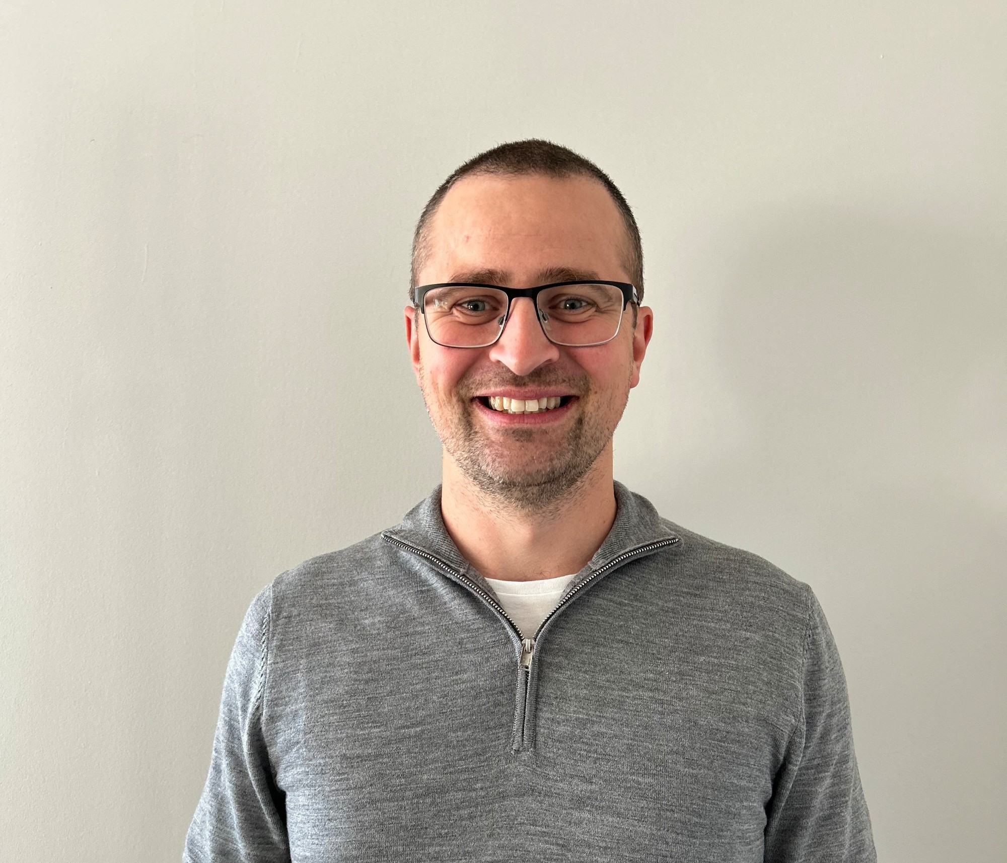 Bildet viser en smilende Ole Petter Stenberg