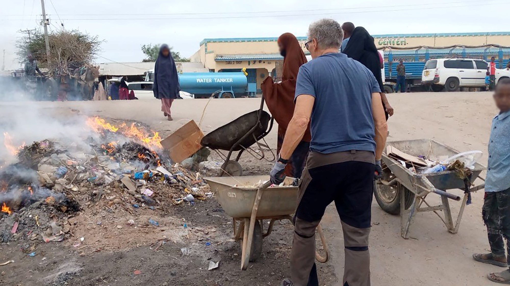 Brenning av søppel i gaten