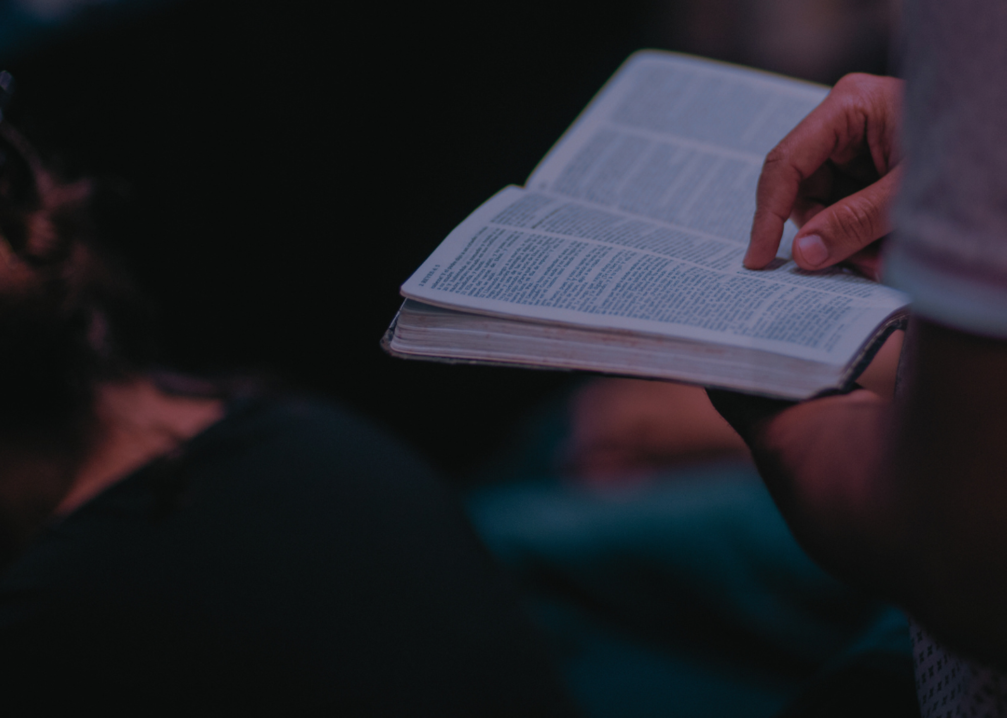 Bildet viser en mann som holder en bibel