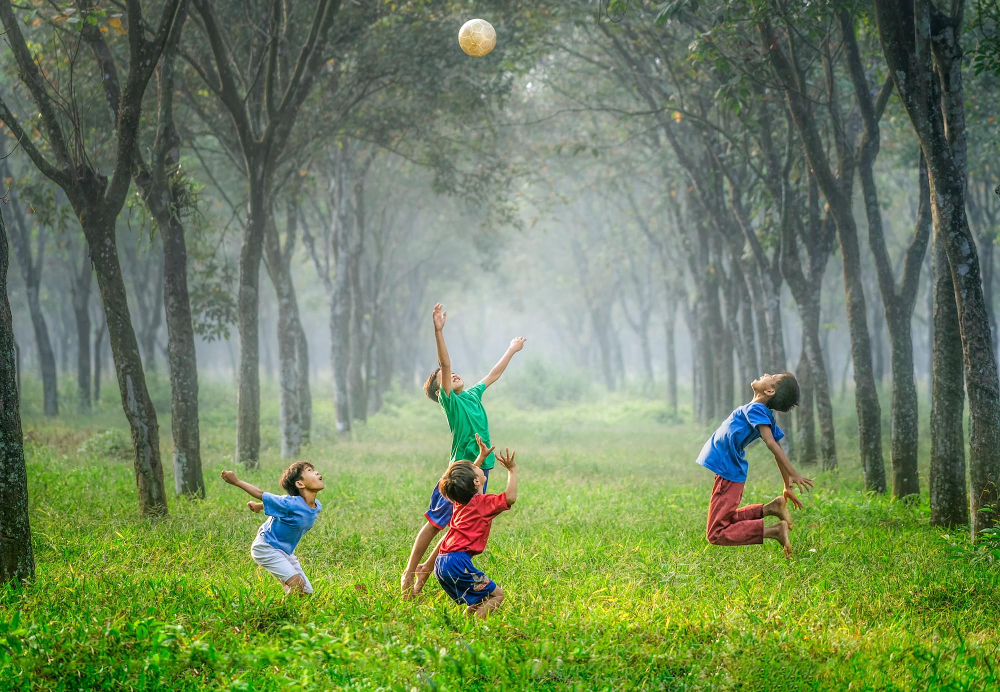 Barn leker med ball