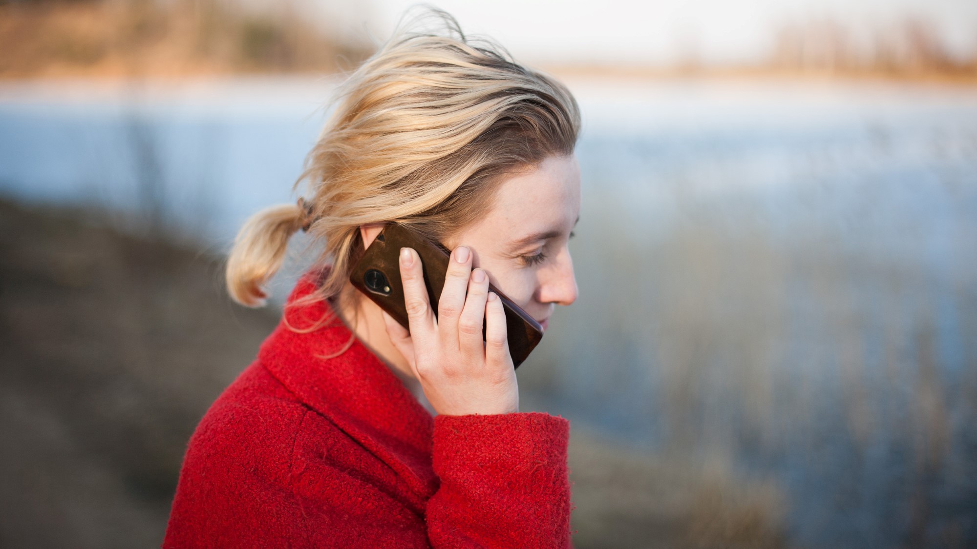 Kvinne snakker i telefon