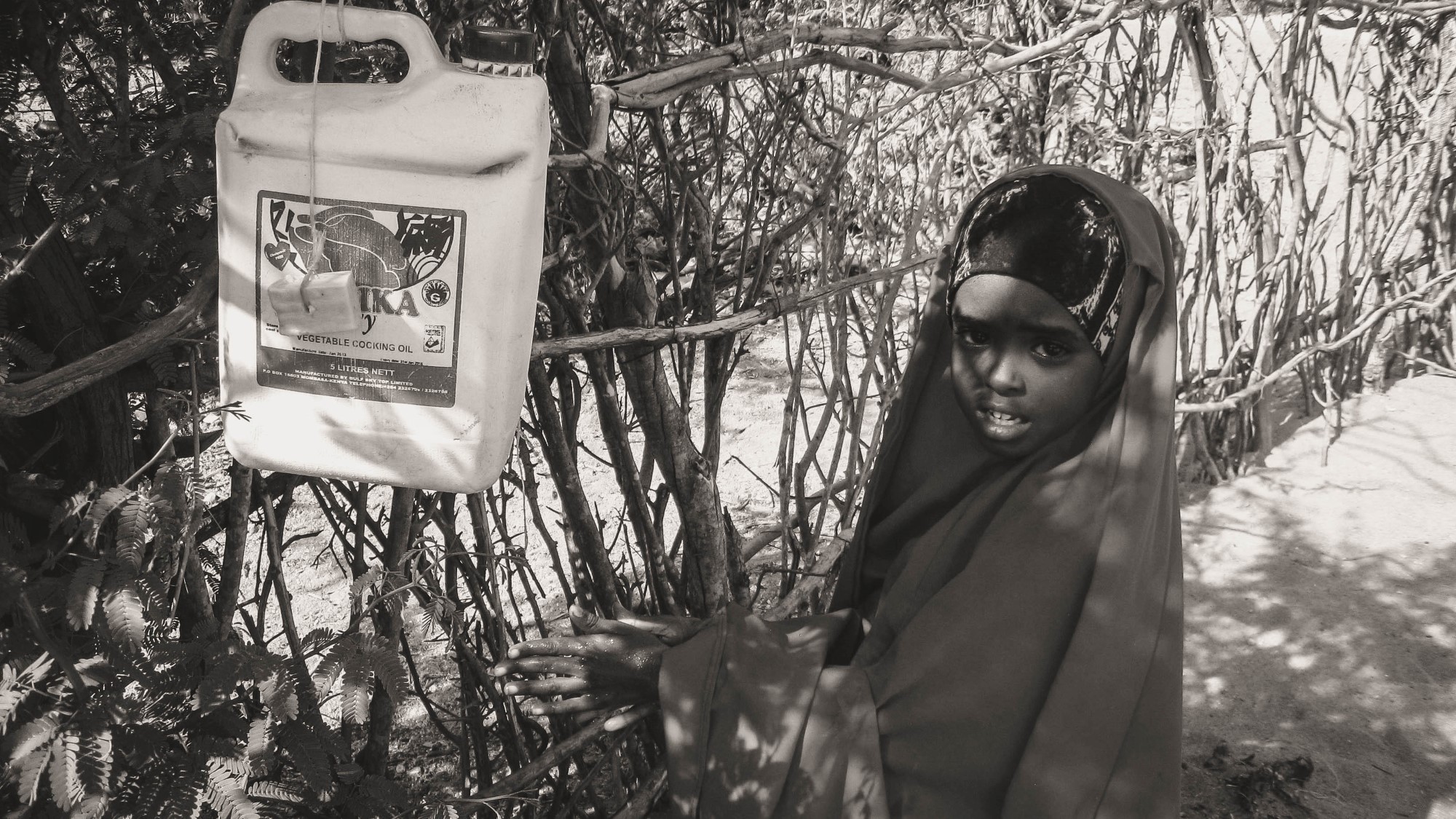 Jente med vannkanne i Kenya