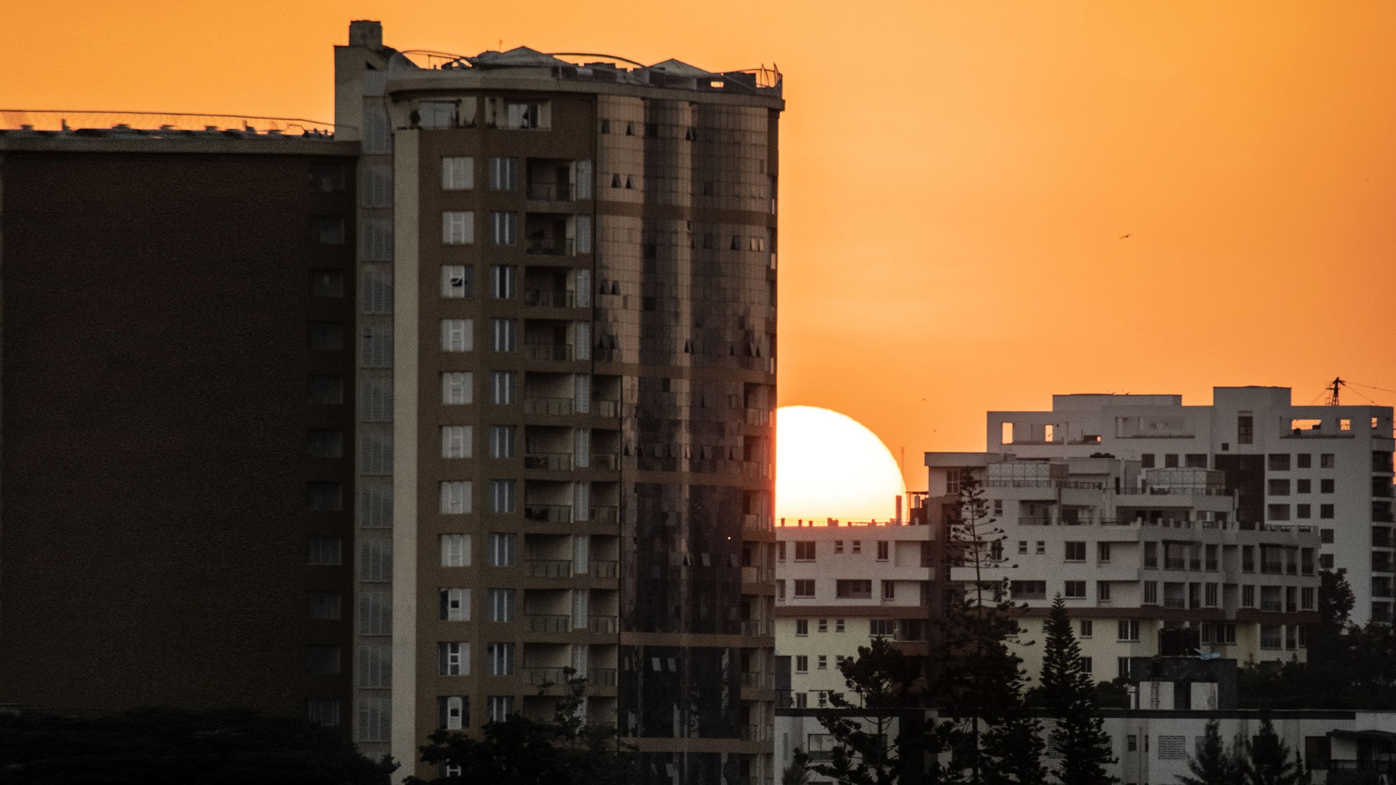 Solnedgang over afrikansk storby