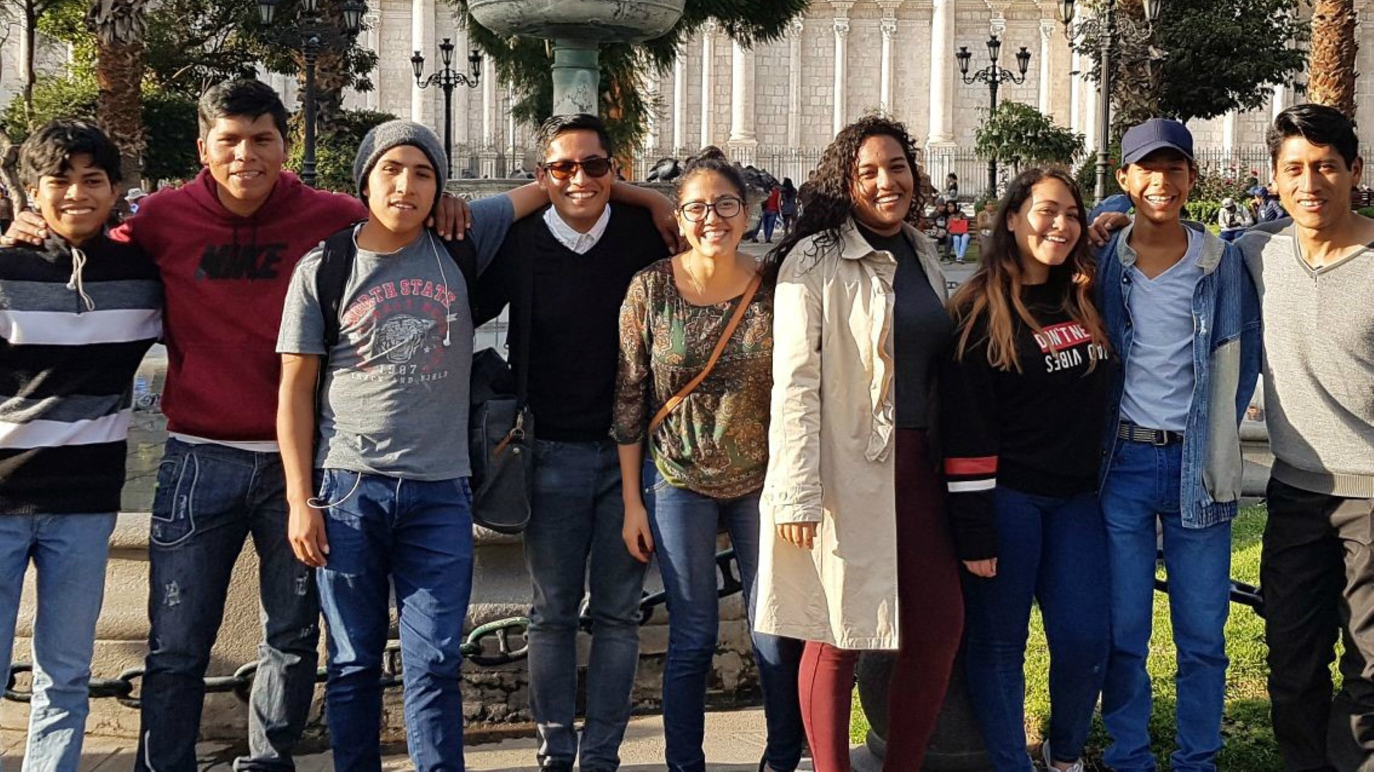 En gruppe peruansk ungdommer fra bibelskolen SETELA foran en fontene