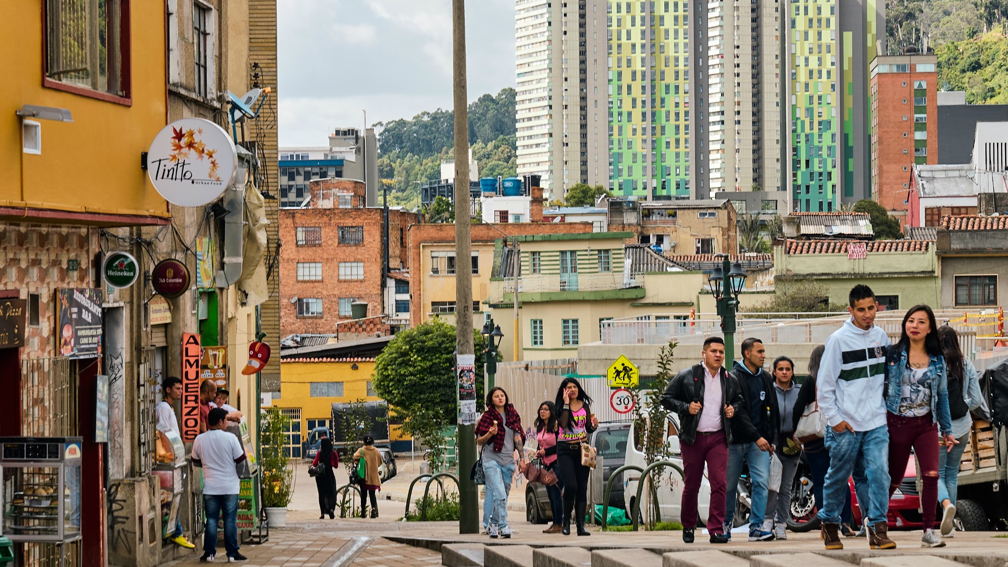 En gate med mennesker i Bogota