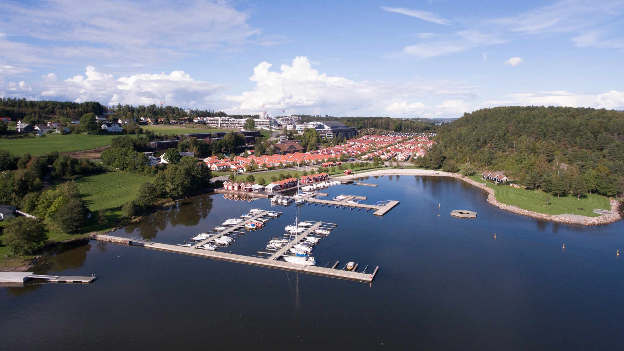Luftfoto Oslofjord Convention Center sett fra sjøen. Marina, strand, hytter, hall.