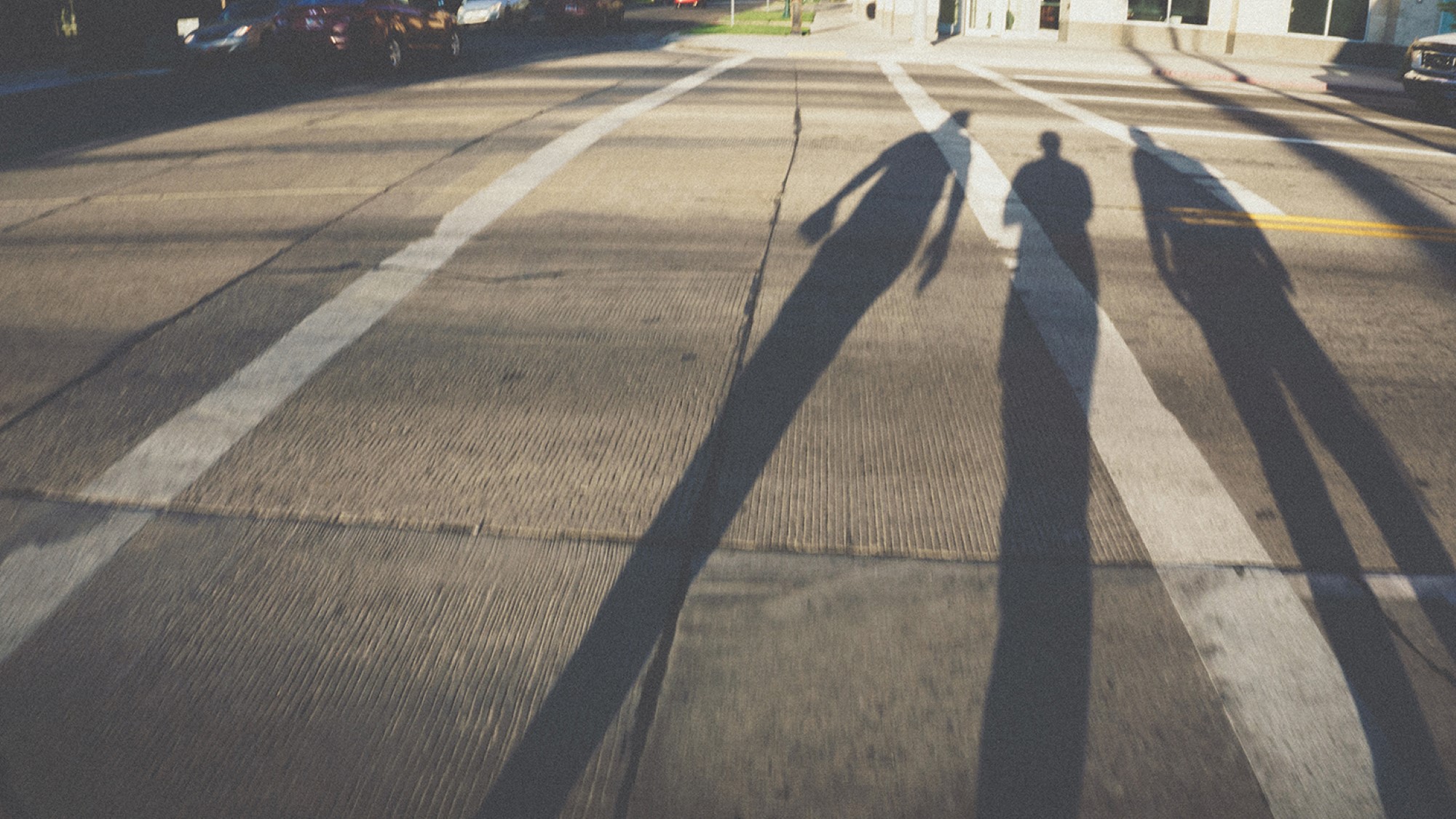 Skygger av mennesker på gate
