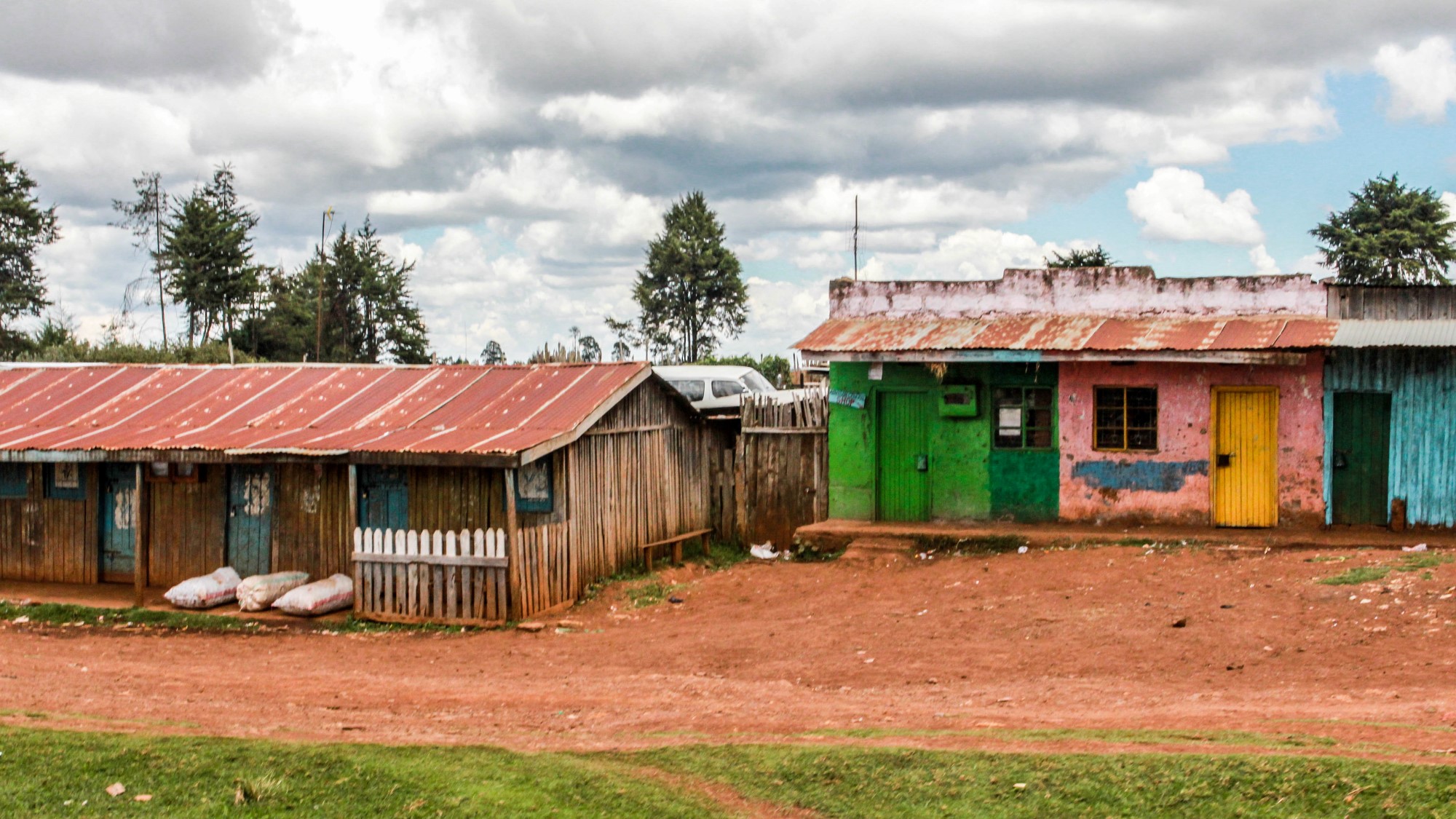 Bilde av enkle, fargerike hus i Rift Valley i Kenya.