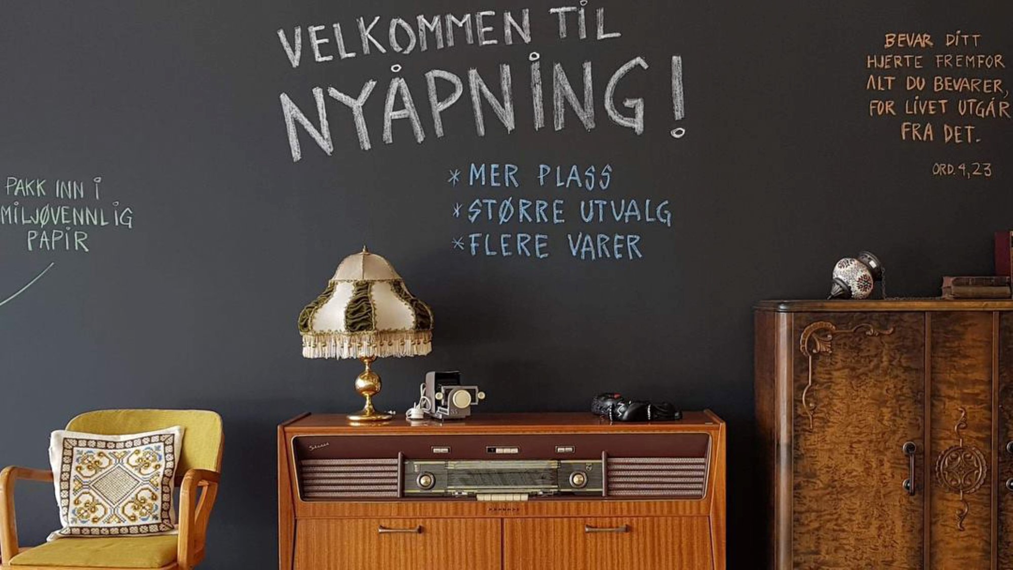 Bilde av sortmalt tavlevegg og gamle møbler