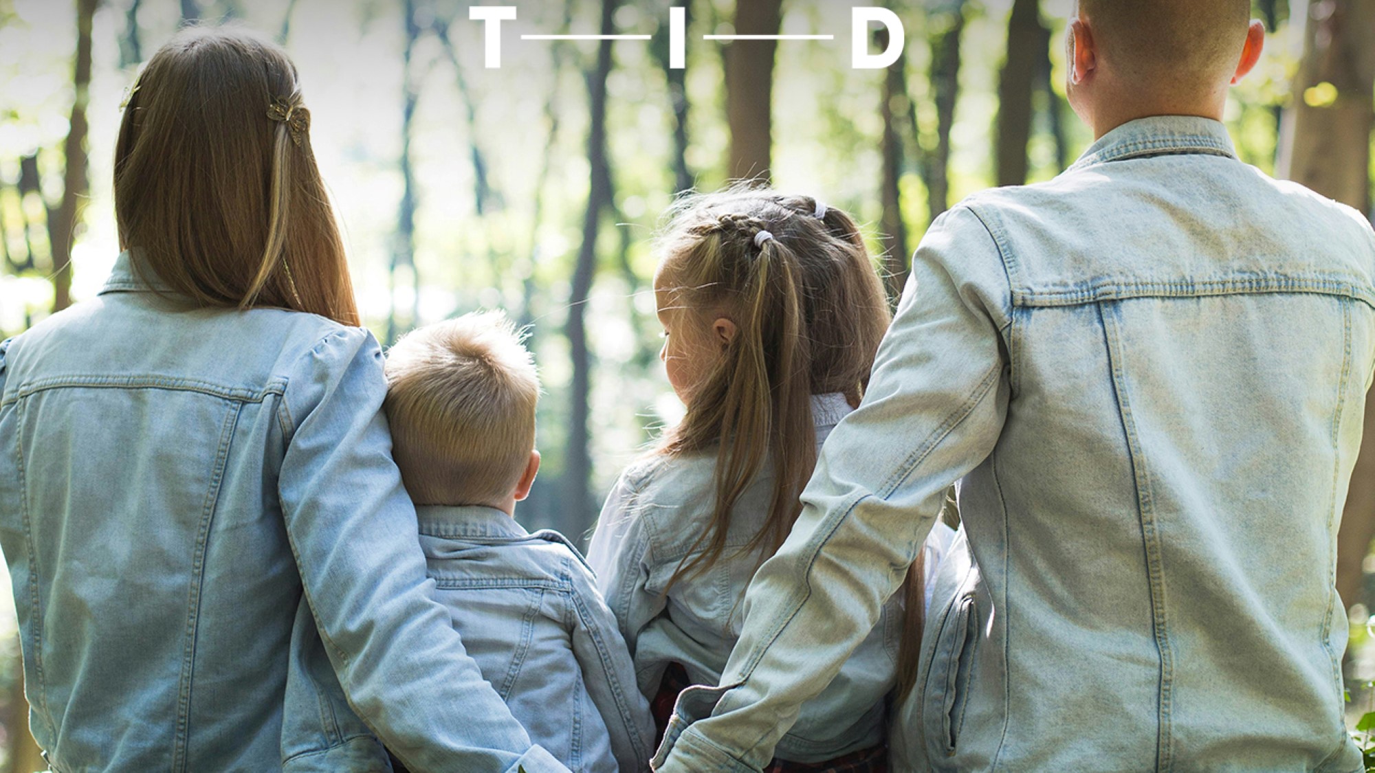 Familie sitter sammen i skogen