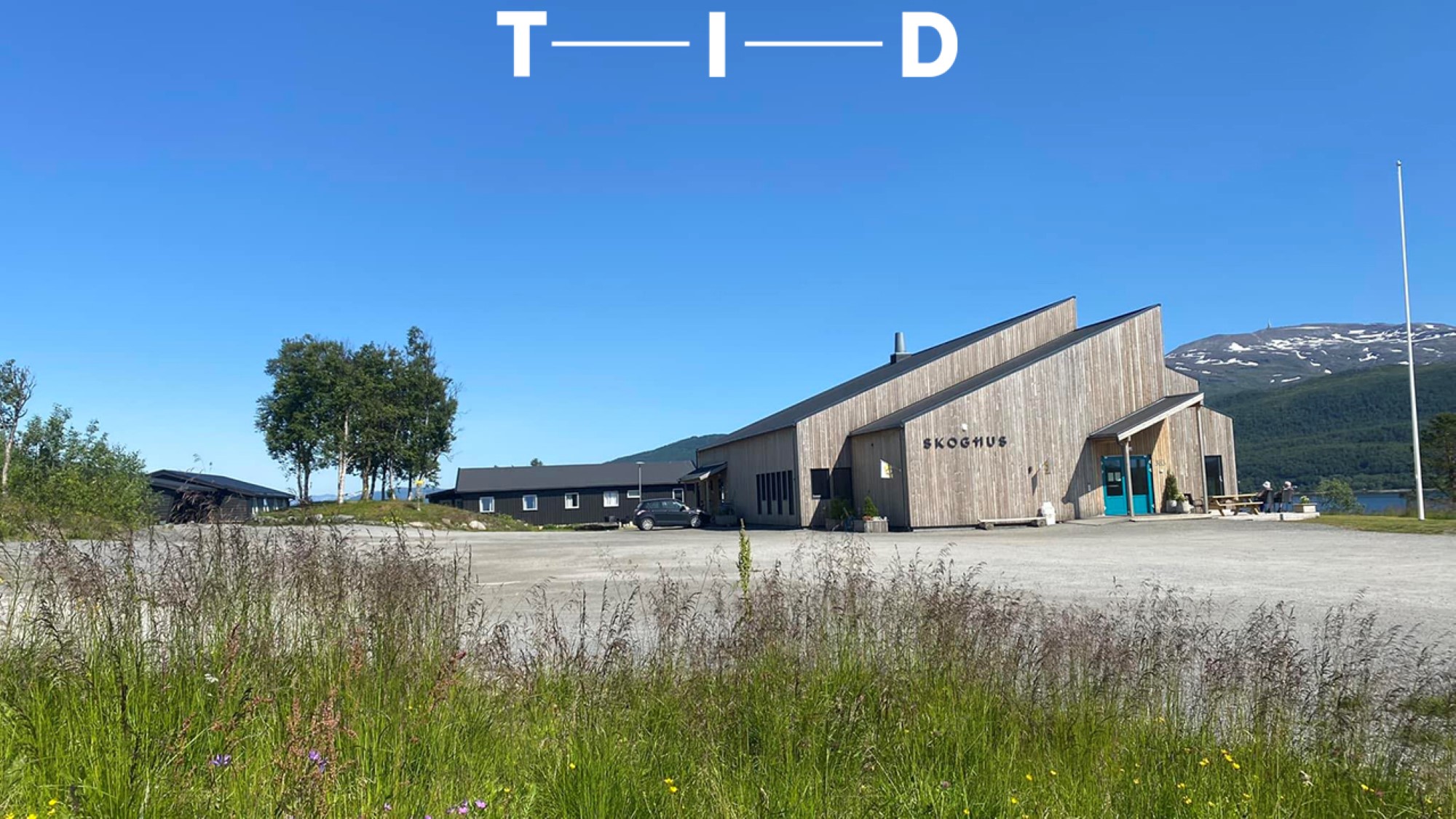 Skoghus leirsted med TID-logo