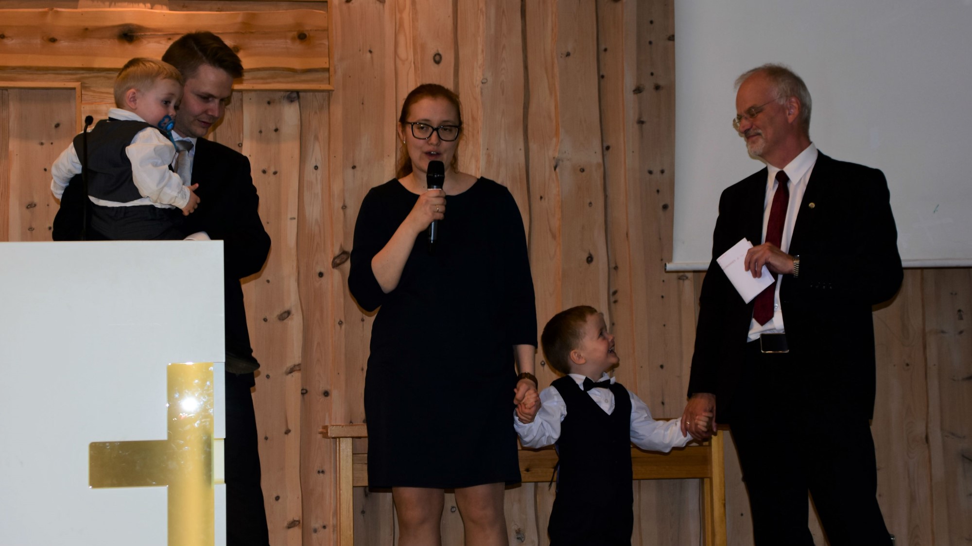 Lars Gaute Jøssang gratulerer misjonærene på bedehuset