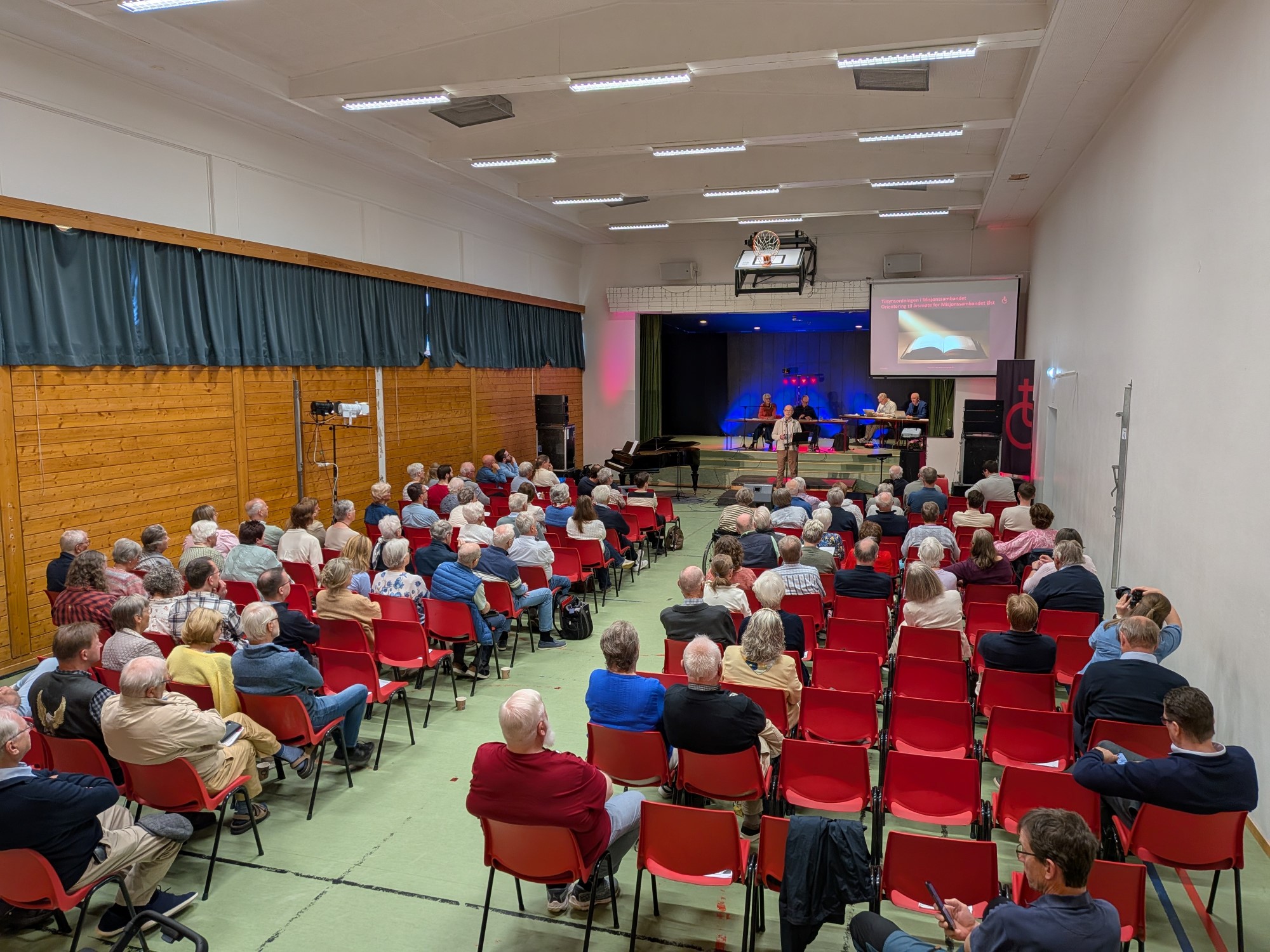 Forsamling i gymsalen Hurdal