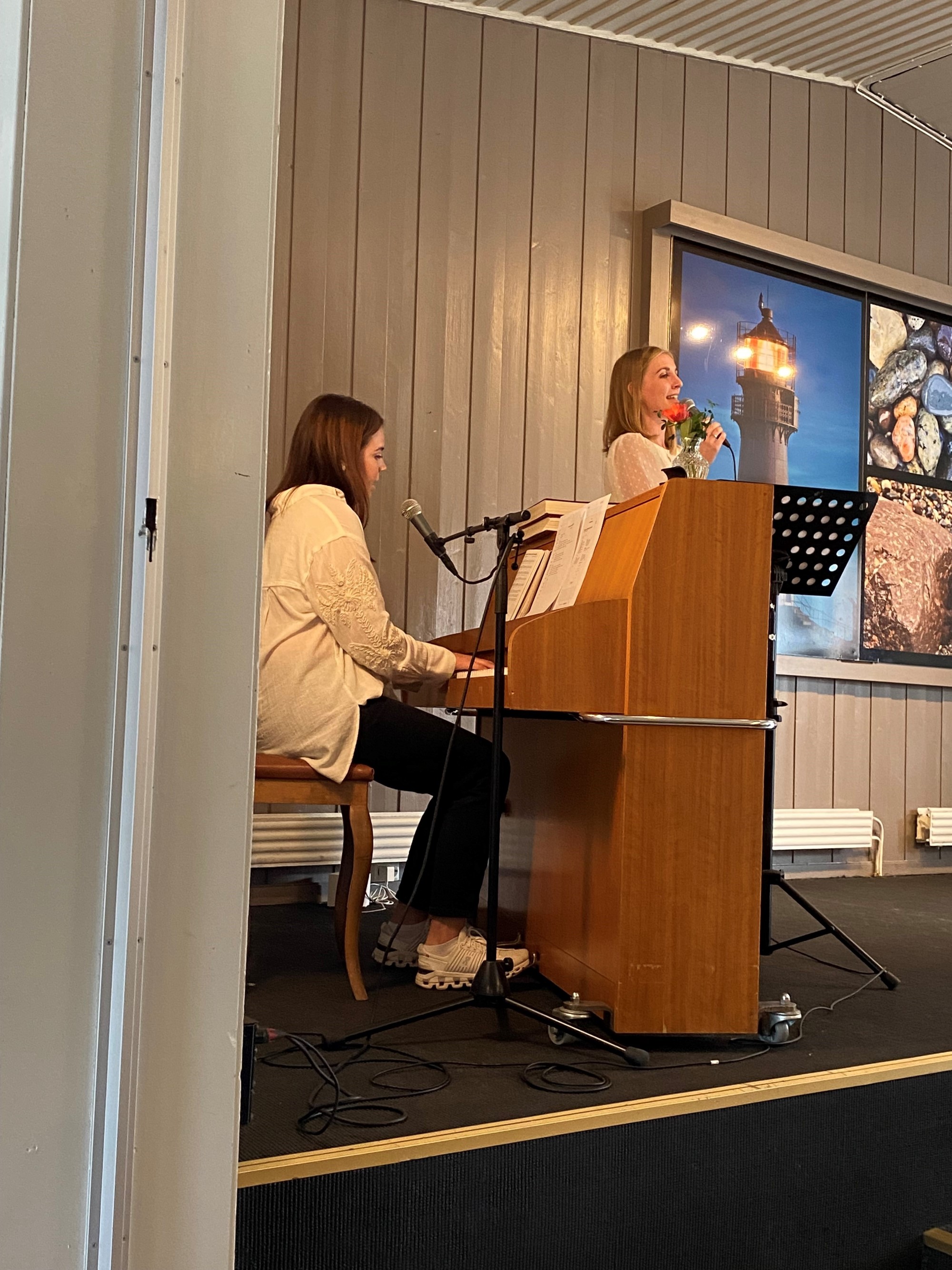 Linn Rebekka Teien og Ingrid Øverland Håkestad stilte som musikere på Solåsens dag 2023