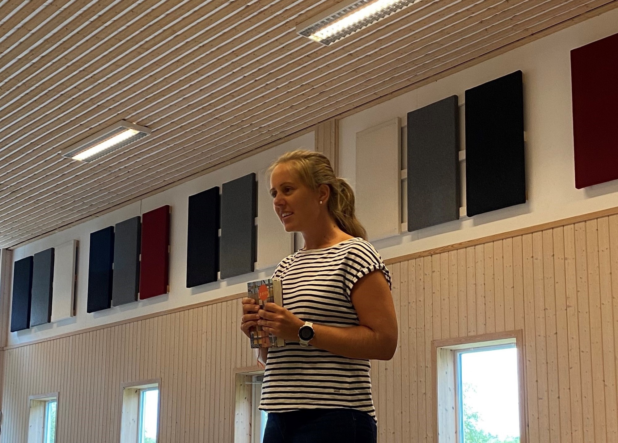 Sonja Leirvik har andakt for barna på Solåsens dag 2023.