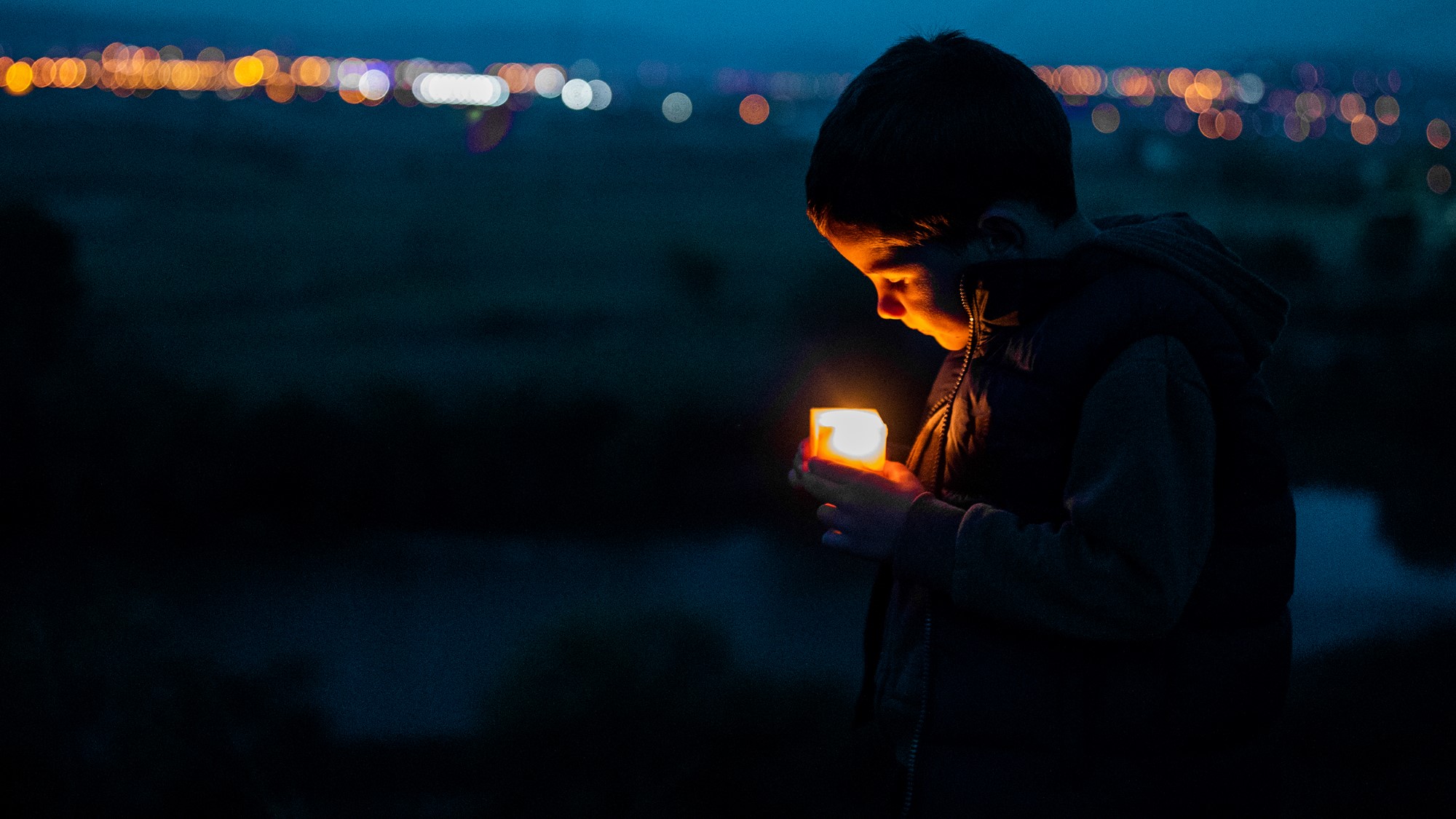 Bilde av gutt med lys